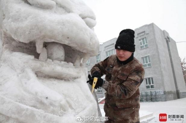 ทหารจีนกับผลงานประติมากรรมหิมะ