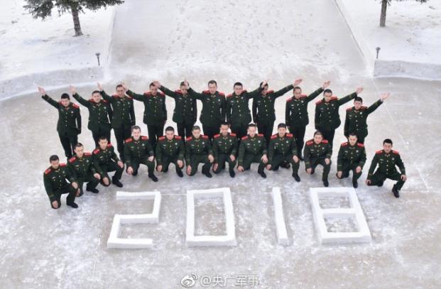 ทหารจีนกับผลงานประติมากรรมหิมะ
