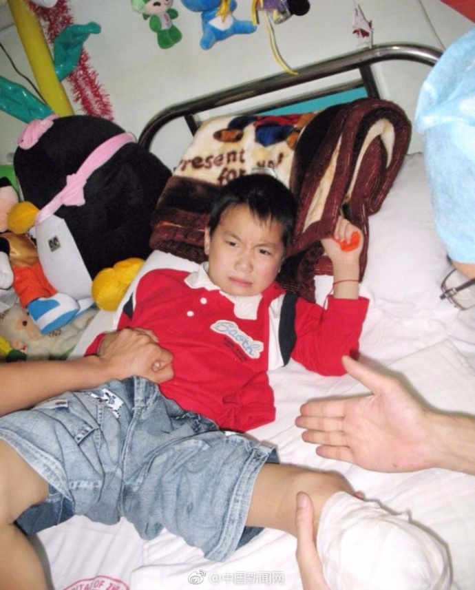 10 ปีให้หลังเด็กชายที่ถูกตัดขาจากเหตุแผ่นดินไหวเวิ่นชวน กลับมาเยี่ยมรพ.ตามสัญญา