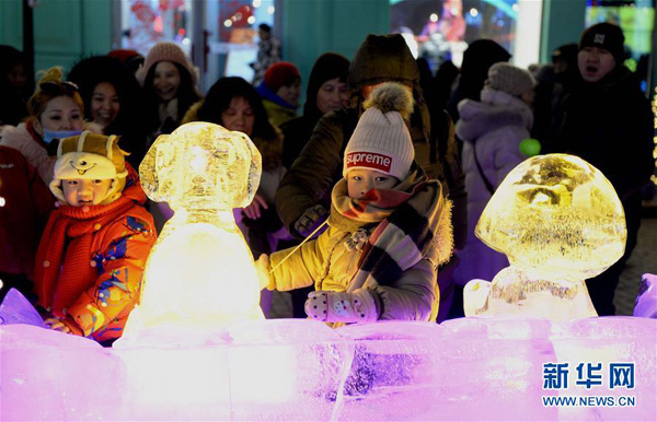 ทัศนียภาพเมืองฮาร์บินช่วงเทศกาลแกะสลักน้ำแข็ง