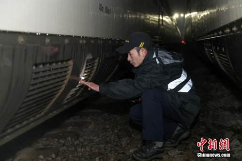 "ทีมแซะน้ำแข็ง" อีกหนึ่งงานบำรุงรักษารถไฟความเร็วสูงจีนช่วงหน้าหนาว