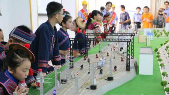 นักเรียนชาวเขากว่างซีเที่ยวชมบริษัทรถไฟความเร็วสูงจีน_fororder_0806sj-4