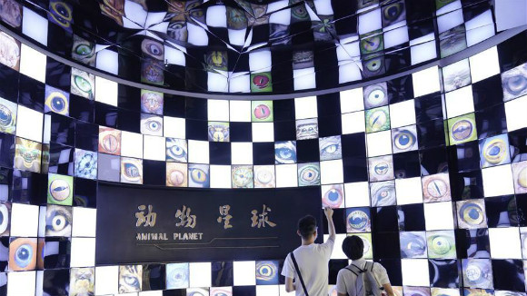 ผู้ปกครองจีนพาลูกเที่ยวพิพิธภัณฑ์ช่วงปิดเทอมฤดูร้อน_fororder_0806bwg-2