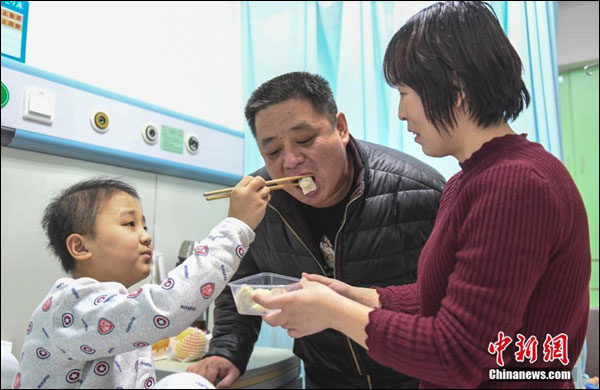"ห้องครัวใจรัก" เมืองจี่หนานมอบความรักสู่ผู้ป่วยเด็กยากจนในโรงพยาบาล