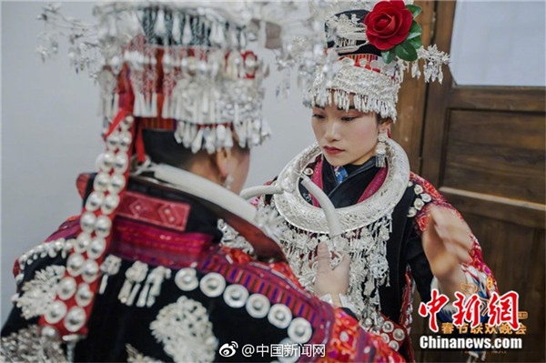 สวมชุดแต่งงานขึ้นเวทีฉลองตรุษจีนของซีซีทีวี