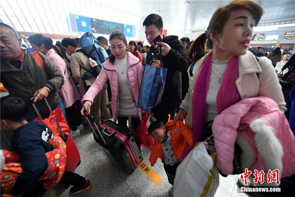 วันหยุดเทศกาลตรุษจีนสิ้นสุดลง ผู้โดยสารหลั่งไหลเดินทางกลับจากบ้านเกิด