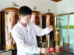 หนุ่มจีนฝึกกลั่นเบียร์เองจนกลายเป็นอีกยี่ห้อดังของเมืองชิงเต่า