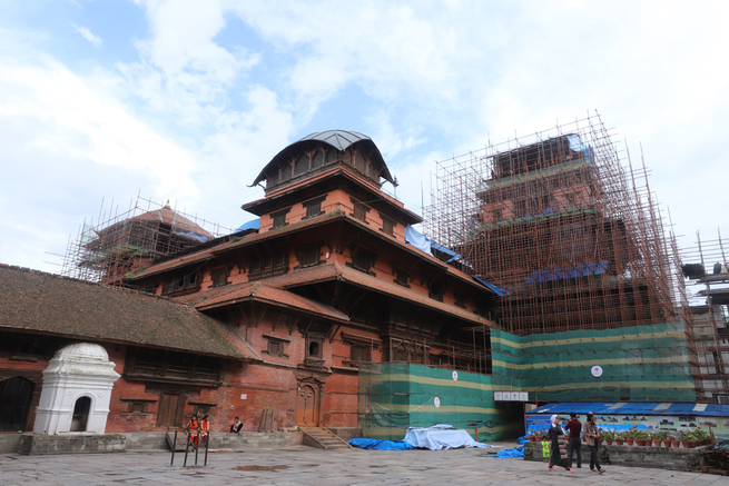 图片默认标题_fororder_1 正在修复中的尼泊尔九层神庙