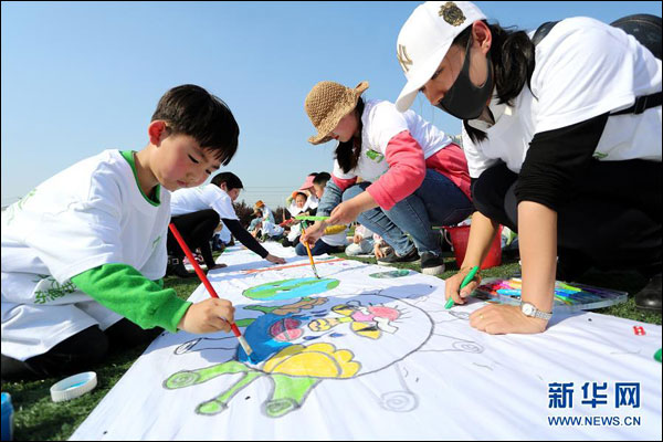 โรงเรียนประถม มณฑลอันฮุยจัดกิจกรรมวาดภาพรับวันคุ้มครองโลก