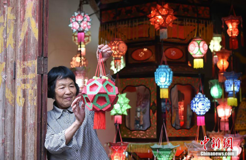"โคมไฟไร้โครงลายปักมือ" มรดกภูมิปัญญาทางวัฒนธรรมของจีน