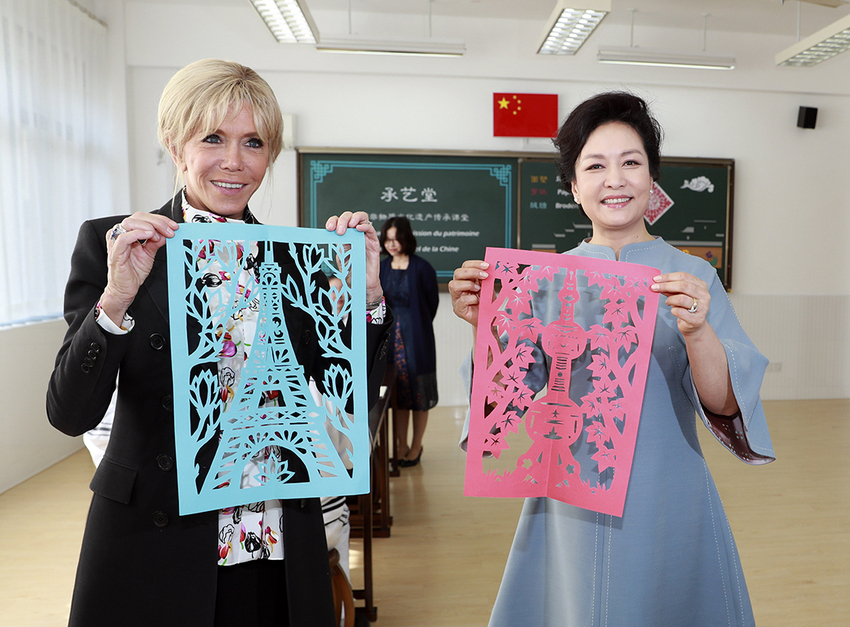 Peng Liyuan dan Istri Presiden Perancis Bersama Kunjungi Sekolah Bahasa Asing Shanghai_fororder_fafu1