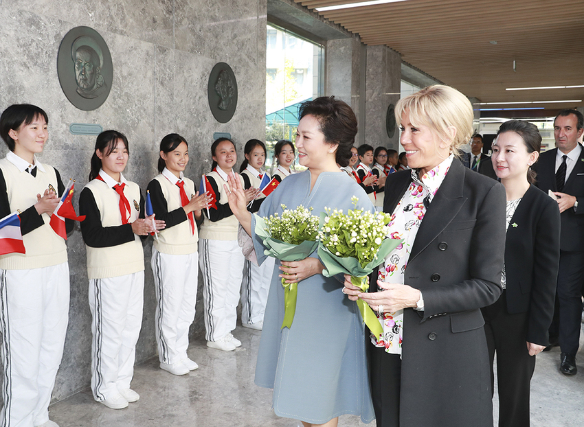 Peng Liyuan dan Istri Presiden Perancis Bersama Kunjungi Sekolah Bahasa Asing Shanghai_fororder_fafu2