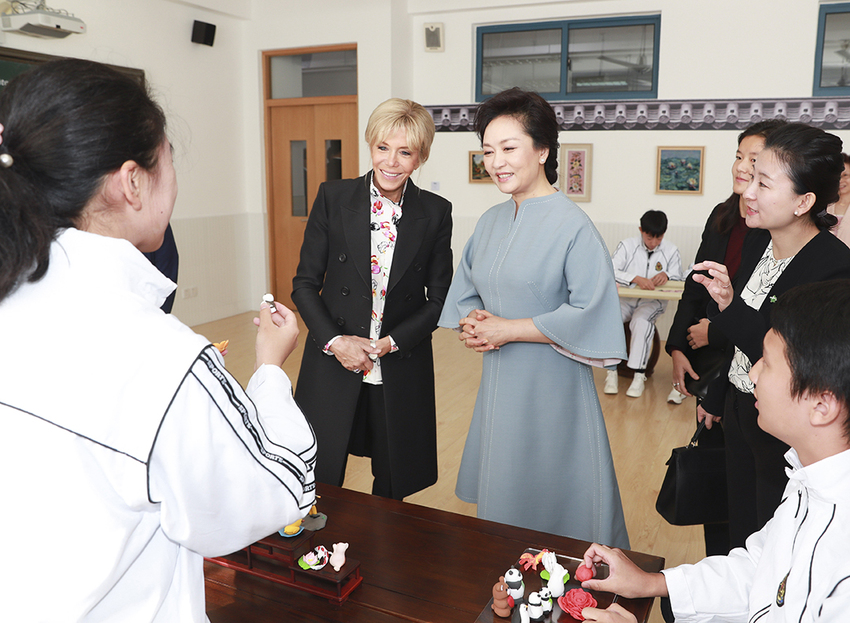 Peng Liyuan dan Istri Presiden Perancis Bersama Kunjungi Sekolah Bahasa Asing Shanghai_fororder_fafu4