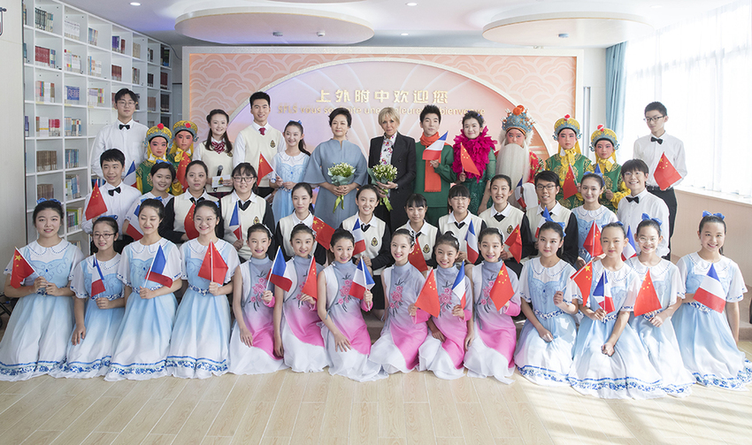 Peng Liyuan dan Istri Presiden Perancis Bersama Kunjungi Sekolah Bahasa Asing Shanghai_fororder_fafu5