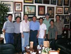 Direktur CRI Seksi Bahasa Indonesia,Jinfeng dan staf Xie Yinghua bertemu dengan pendengar Indonesia di Jakarta pada tahun 2006