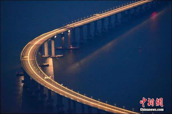 ความงามแสงไฟยามกลางคืนของ "สะพานฮ่องกง-จูไห่-มาเก๊า" สะพานข้ามทะเลยาวสุดในโลก