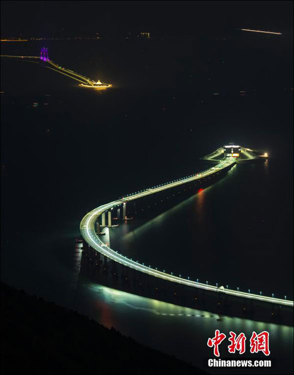 ความงามแสงไฟยามกลางคืนของ "สะพานฮ่องกง-จูไห่-มาเก๊า" สะพานข้ามทะเลยาวสุดในโลก