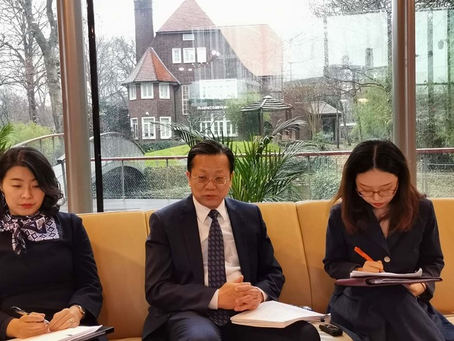 图片默认标题_fororder_C 2019年12月6日，中国驻荷兰大使徐宏在海牙接受中外记者采访