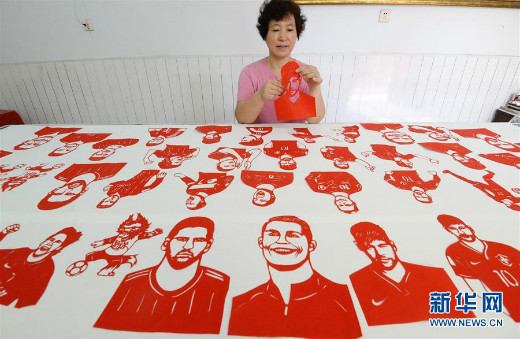 นักตัดกระดาษจีนโชว์ฝีมือฉลองต้อนรับ "บอลโลก 2018"