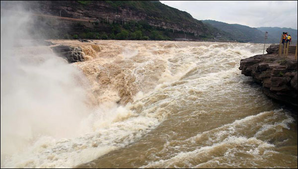 "น้ำตกหูโข่ว" แม่น้ำฮวงโหปรากฏสภาพ "กึ่งใสกึ่งขุ่น"