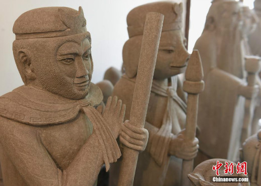 ตาวัย 70 โชว์ผลงานแกะสลักหินเป็นตัวละครวรรณกรรมดังของจีน