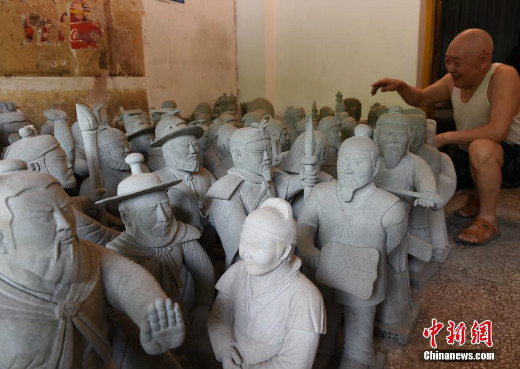 ตาวัย 70 โชว์ผลงานแกะสลักหินเป็นตัวละครวรรณกรรมดังของจีน