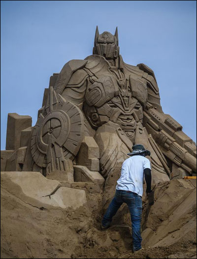 ศิลปินจีนและต่างชาติร่วมกันสร้าง "ประติมากรรมทรายเมืองแห่งความฝัน"