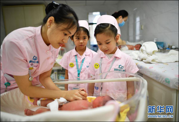 โรงพยาบาลสตรีและเด็กไห่หนานจัดให้เด็กนักเรียนสัมผัสกับงานปกติของคุณหมอ