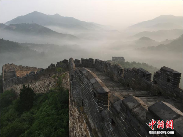 งามขลัง "กำแพงเมืองจีนกลางทะเลเมฆ"