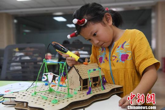 เด็กนร.จีนสนุกกับเทคโนโลยีการพิมพ์ 3 มิติสร้างบ้านในฝัน
