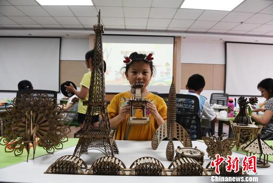 เด็กนร.จีนสนุกกับเทคโนโลยีการพิมพ์ 3 มิติสร้างบ้านในฝัน