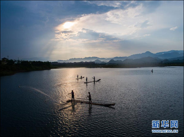"ทะเลสาบเชียนเต่า" เมืองหางโจว "แหล่งน้ำใส ปลาเริงรื่น"