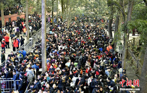 นักท่องเที่ยว 40,000 คนต่อคิวชมพระพุทธรูปเล่อซาน