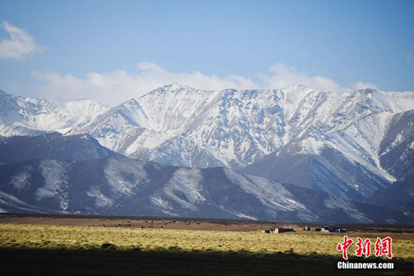 ทัศนียภาพฤดูใบไม้ร่วงที่ "ฟาร์มเลี้ยงม้าทหารใหญ่ที่สุดของโลก" ที่ภูเขาฉีเหลียนซาน