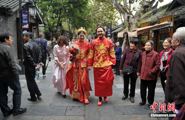 หนุ่มเดนมาร์กจัดพิธีสมรสแบบจีนโบราณกับสาวเมืองเฉิงตู