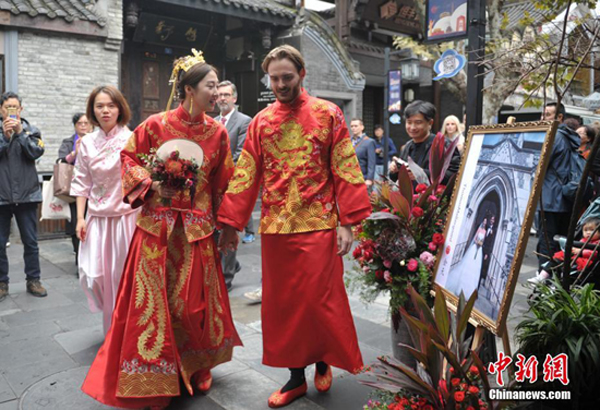 หนุ่มเดนมาร์กจัดพิธีสมรสแบบจีนโบราณกับสาวเมืองเฉิงตู