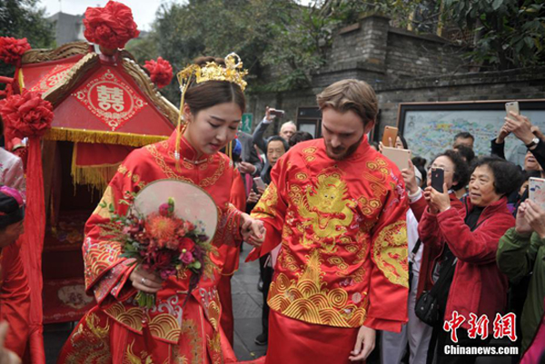 หนุ่มเดนมาร์กจัดพิธีสมรสแบบจีนโบราณกับสาวเมืองเฉิงตู