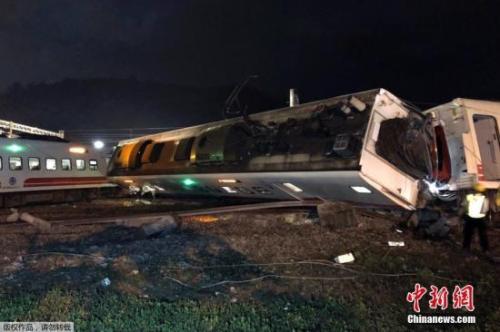 图片默认标题_fororder_A台湾铁路列车出轨事故致18死164伤 暂无大陆游客伤亡消息