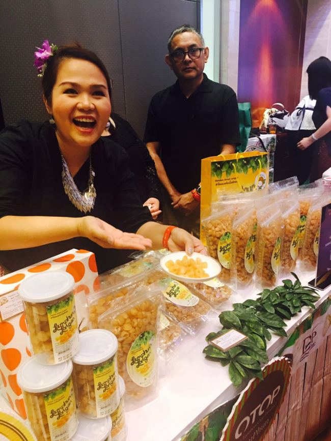 A Thai lady was promoting Thai food, spices, and other commodities to the guests. [Photo: from China Plus]