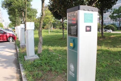 An electric car charge point is in the street [Photo: from Baidu.com]