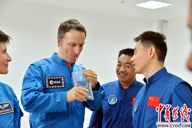 A group of 16 Chinese and two European astronauts completed sea survival training in waters off the coast of Yantai in east China's Shandong Province Monday. [Photo: cyol.com]