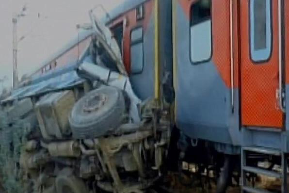  A passenger train derailing early Wednesday in the northern Indian state of Uttar Pradesh. [Photo: CCTV]