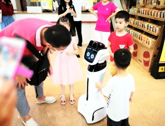 A consumer talks with robot sales assistant "Xiao Xin" in a Xinhua Bookstore in Hangzhou, August 21, 2017. [Photo: zjol.com.cn]