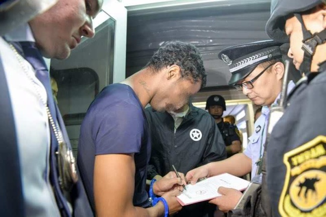 Chinese police hand over American fugitive Ferguson Naquan to US police officers at Guangzhou Baiyun International Airport early Friday morning, August 25, 2017. [Photo: China Plus]