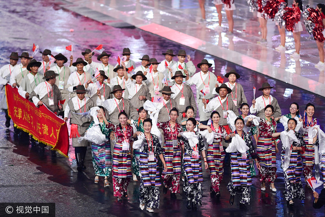 Tibetan delegation walks into the arena, August 27, 2017. [Photo: VCG]