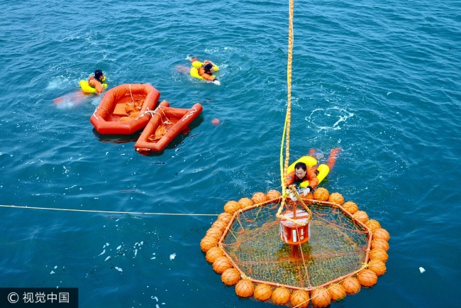 A group of 16 Chinese and two European astronauts conduct sea survival training in the ocean off the coast of Yantai, Shandong Province, during a 17-day joint program from August 5 to 21, 2017. [Photo: VCG]