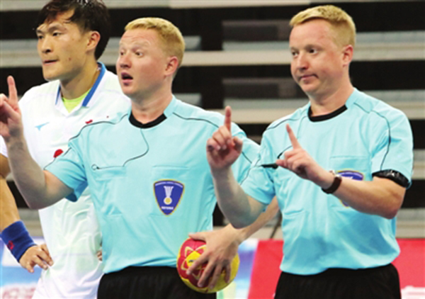 Foreign twin referees in the 13th National Games of China. [Photo: thepaper.cn]