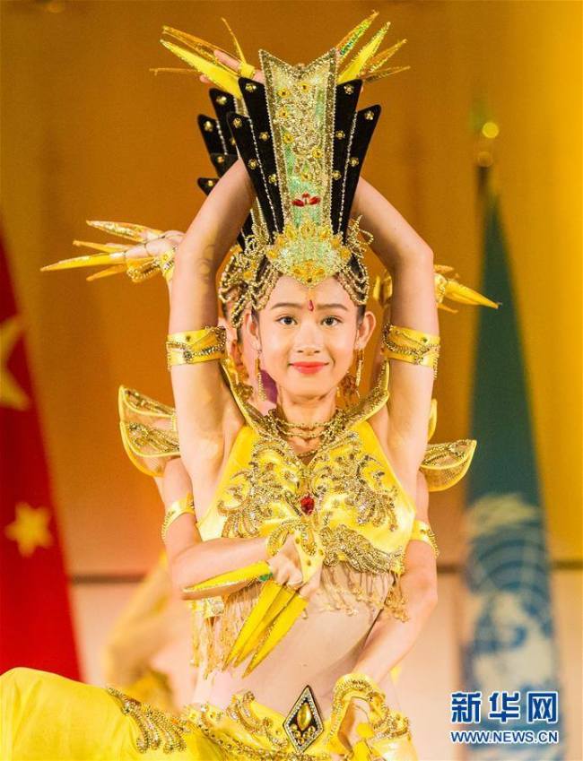 残疾人在日内瓦表演《千手观音》 Thousand Hands Guan Yin in dance performed by deaf-mute