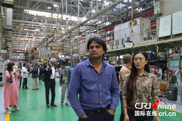 Yasir Habib Khan visits a manufacturing plant of FAW Jiefang, a leading Chinese truck manufacturing company. [Photo: CRI Online]