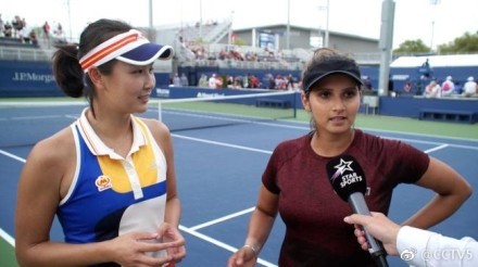 Peng Shuai (left) and Sania Mirza (right) speak during an interview after their doubles match in the first round of the US Open. [File Photo: weibo/CCTV5]
